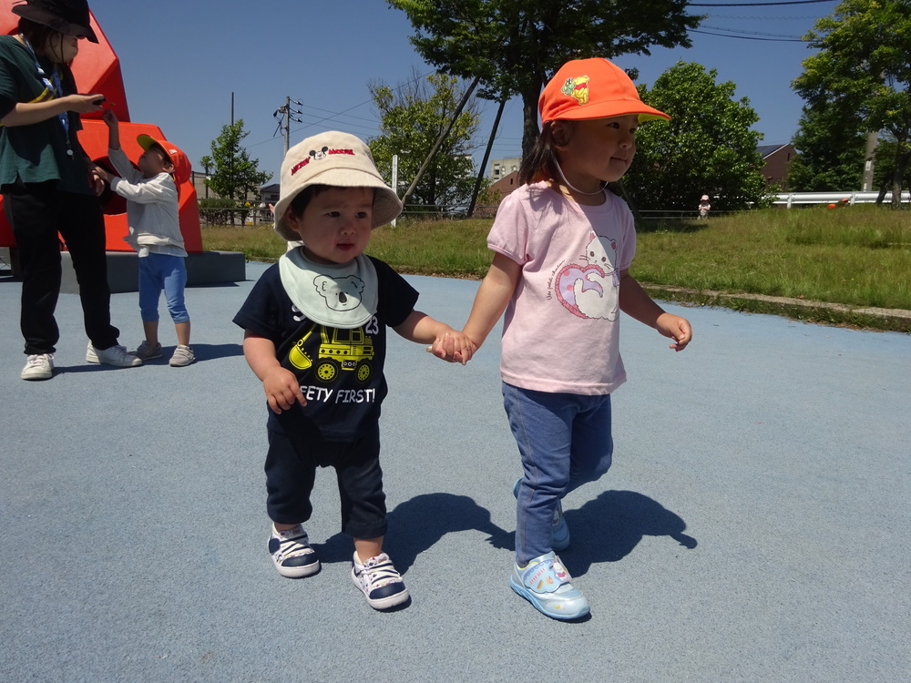 お姉ちゃんと手を繋いで歩く男の子