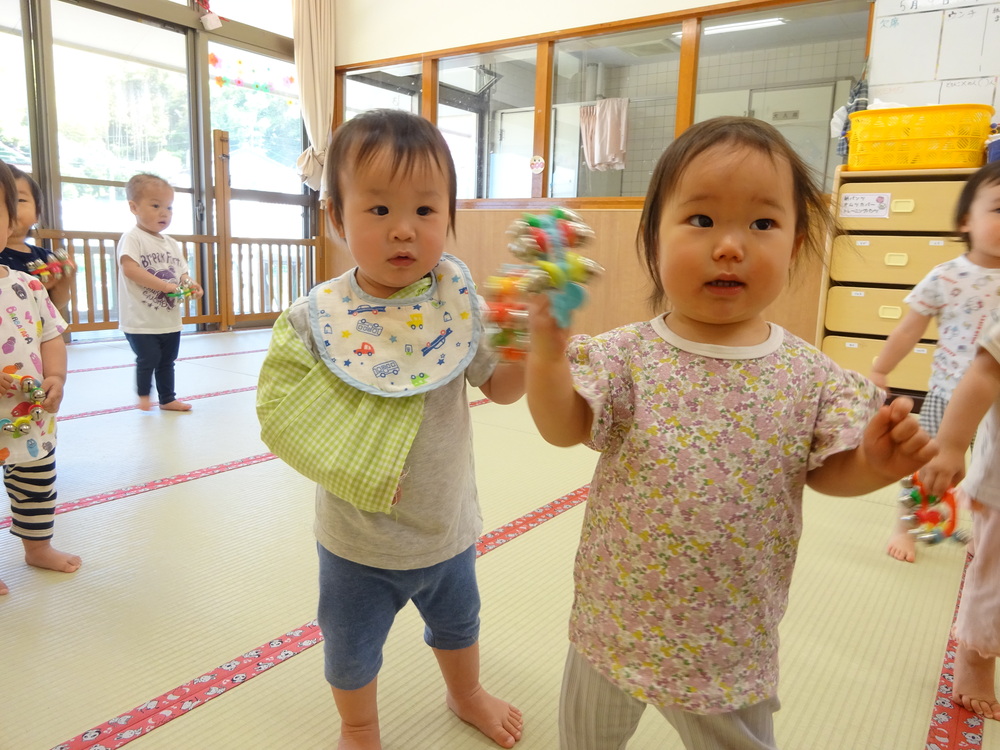 鈴を鳴らして楽しむ子どもたち
