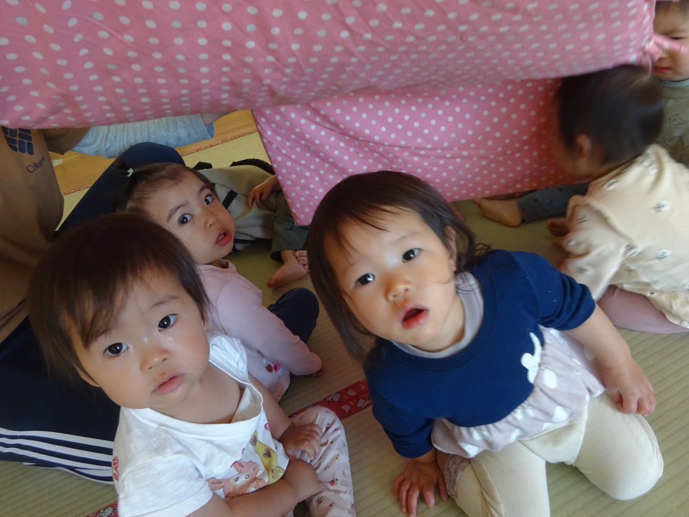 避難訓練に参加する子ども