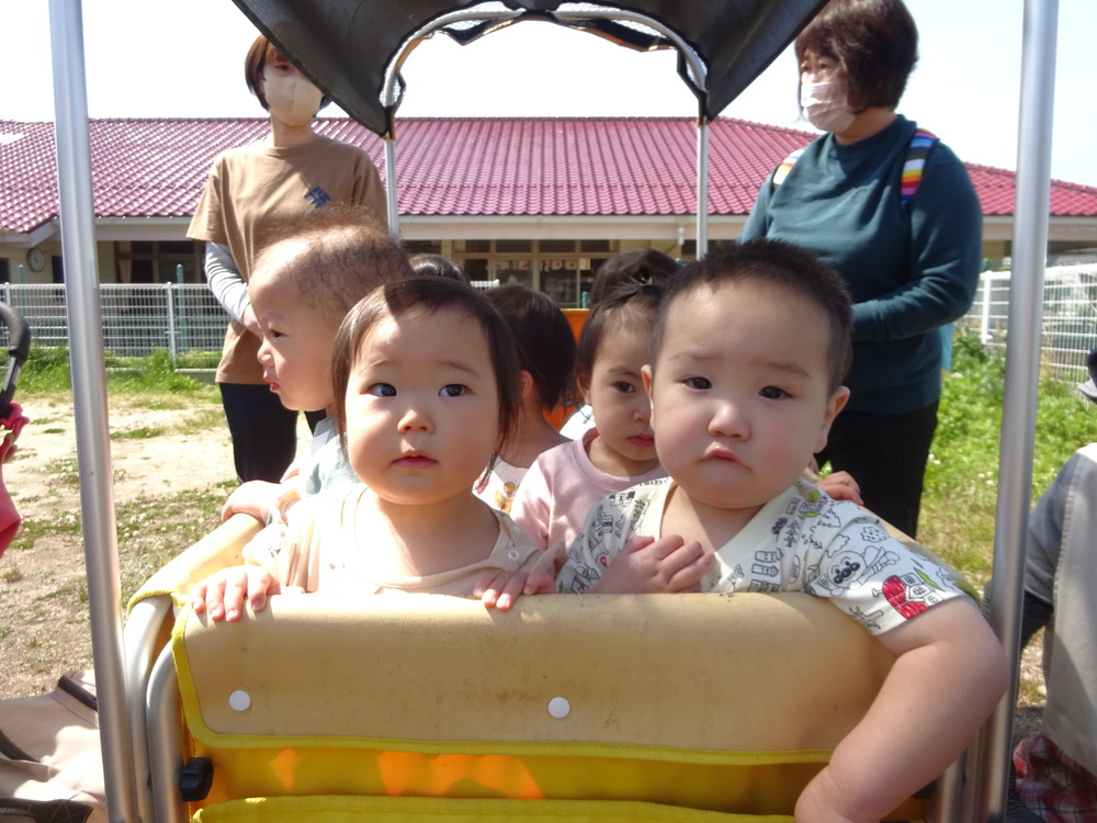 避難訓練に参加する子ども