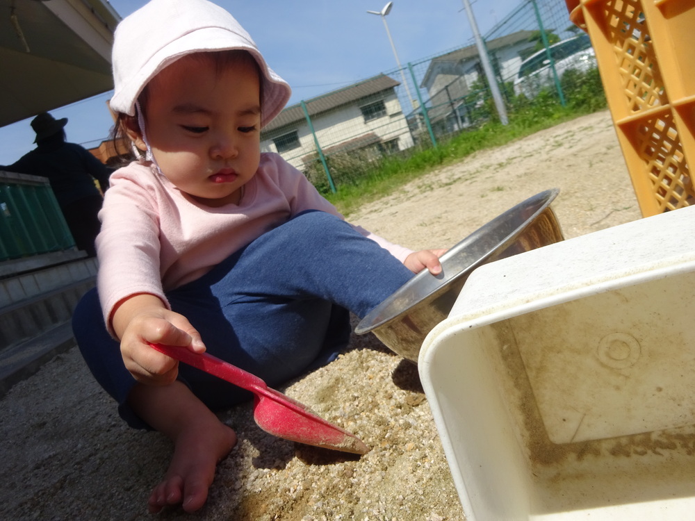 園庭で遊ぶ子ども