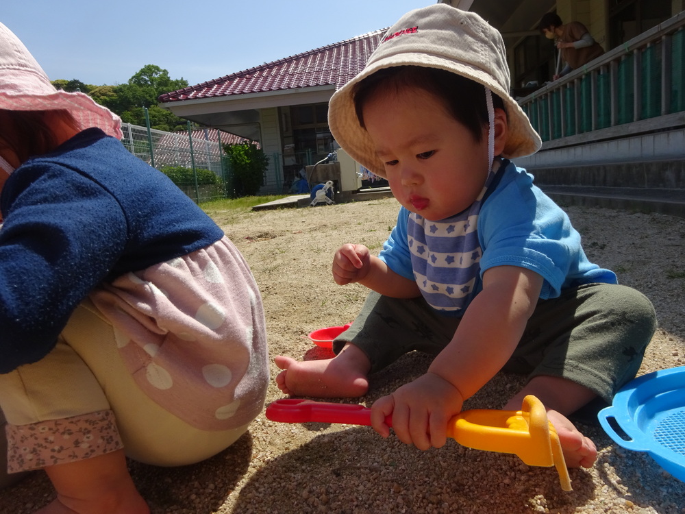 園庭で遊ぶ子ども