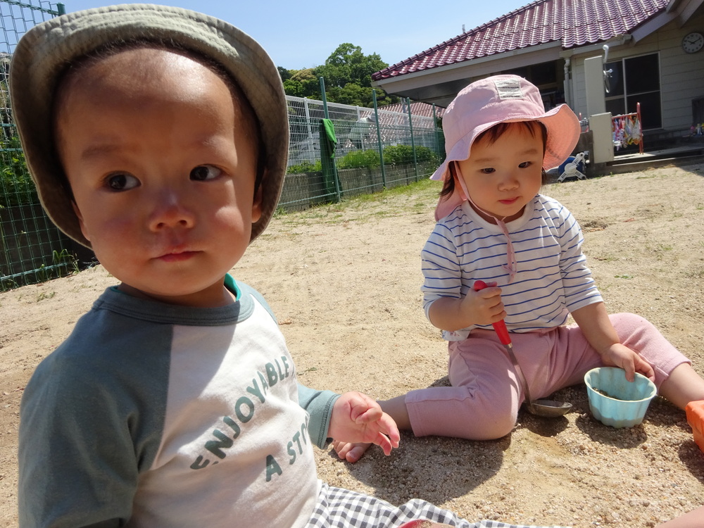 園庭で遊ぶ子ども