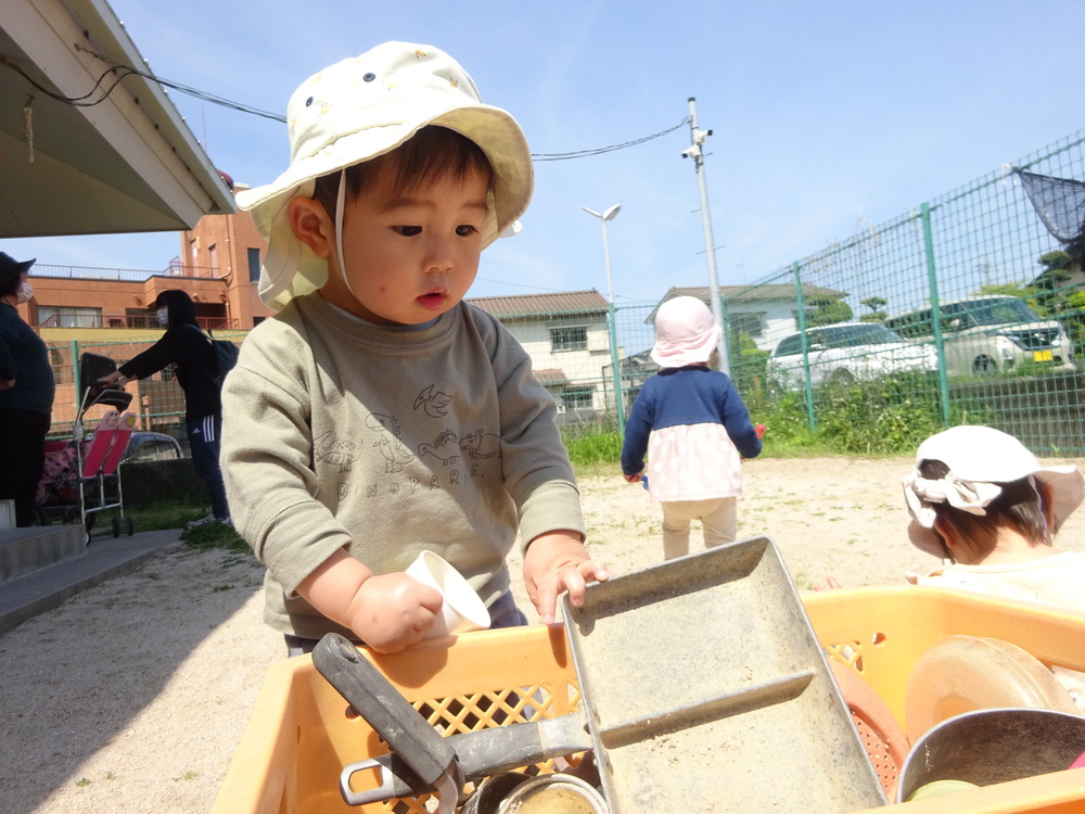 園庭で遊ぶ子ども