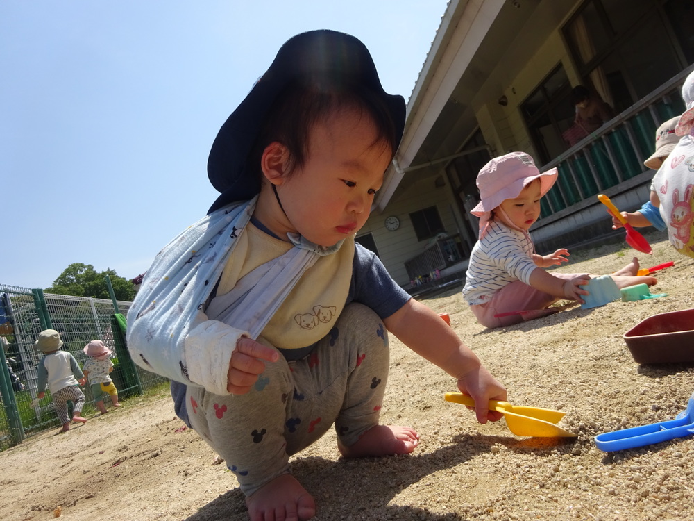園庭で