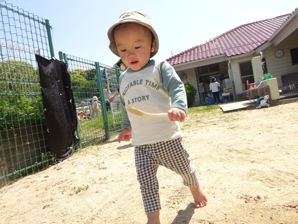 園庭で遊ぶ子ども