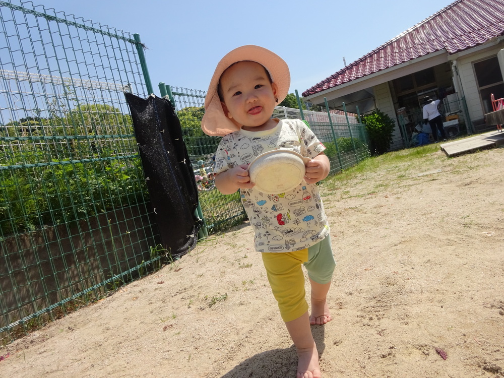 園庭で遊ぶ子ども