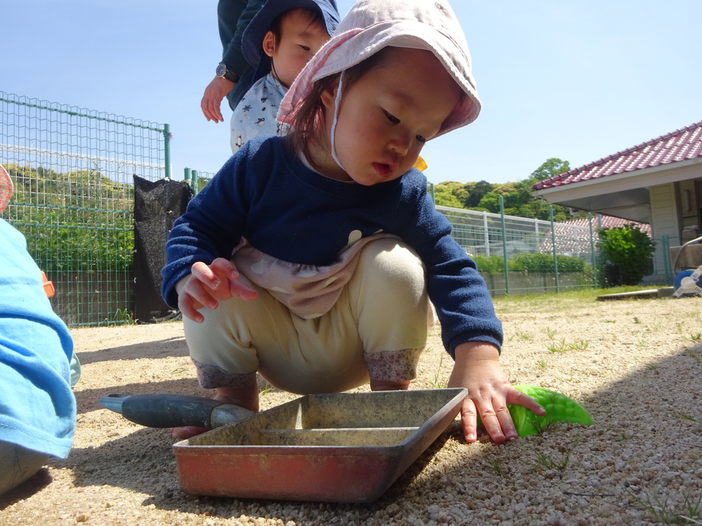園庭で遊ぶこども