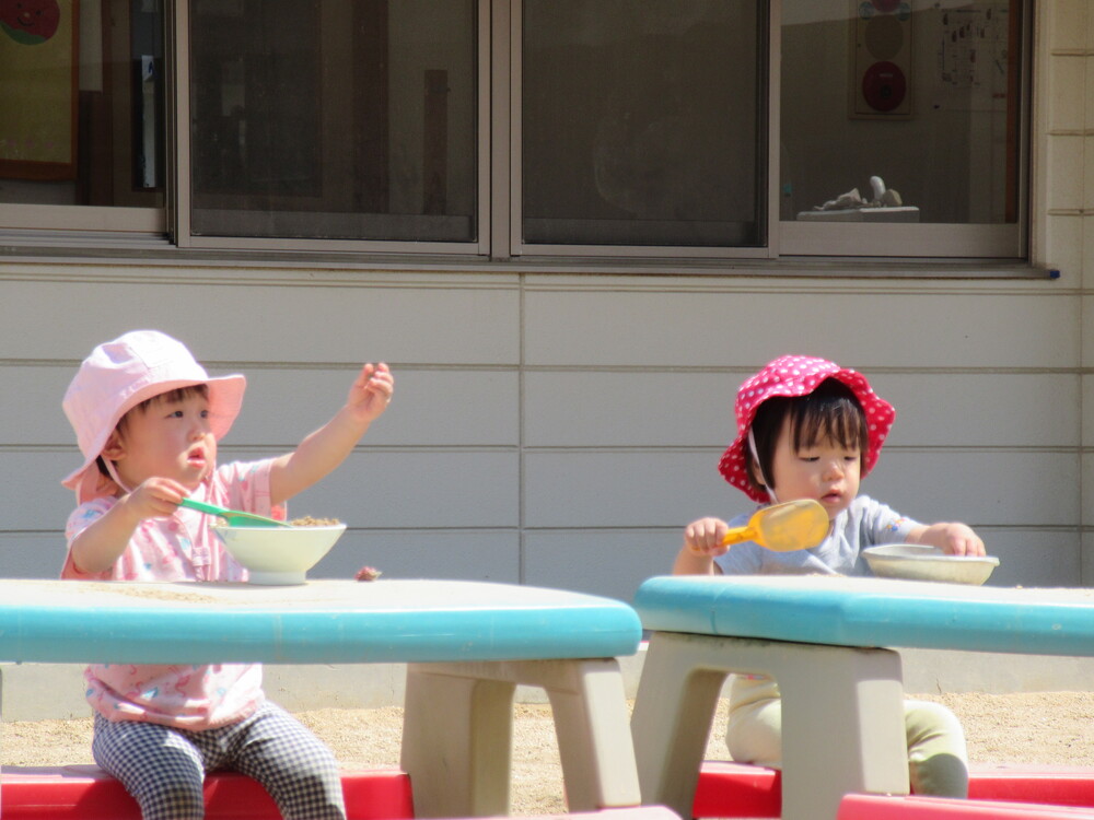 テーブル椅子に座って遊んでいる