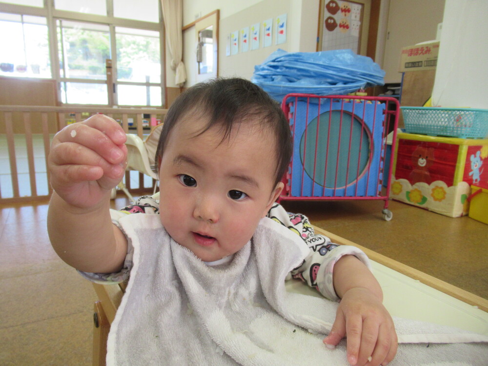 手づかみ食べをする子ども