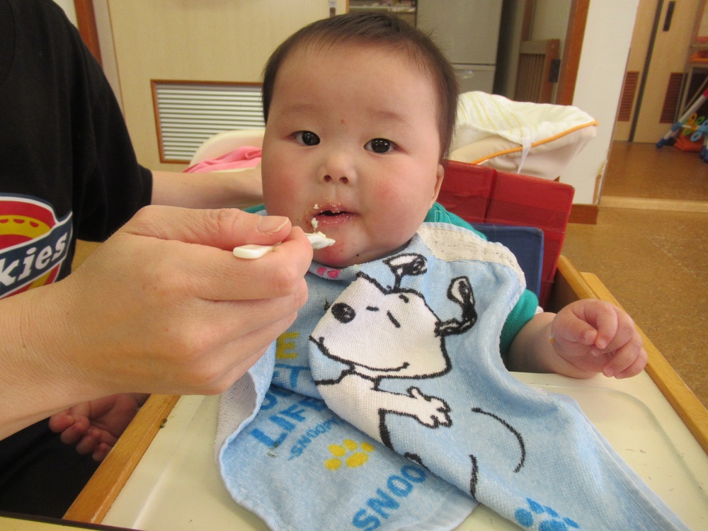 給食を食べる子ども