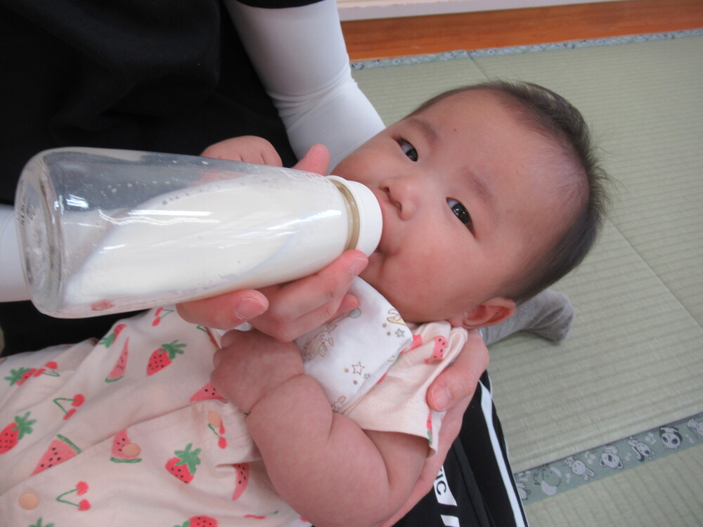 ミルクを飲む子ども