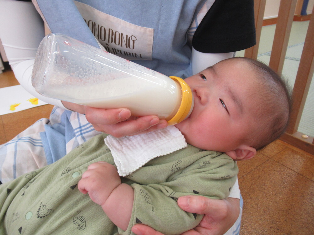 ミルクを飲む子ども