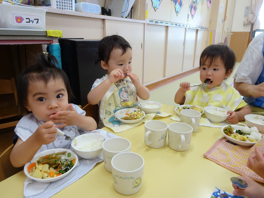 給食を食べている子どもたち