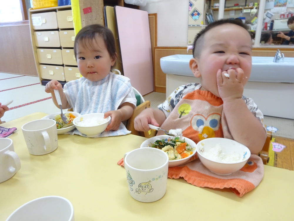 給食を食べている子どもたち