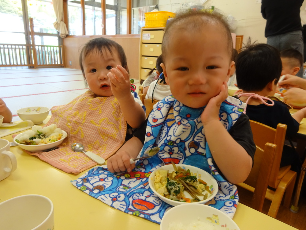 美味しいポーズをしている男の子