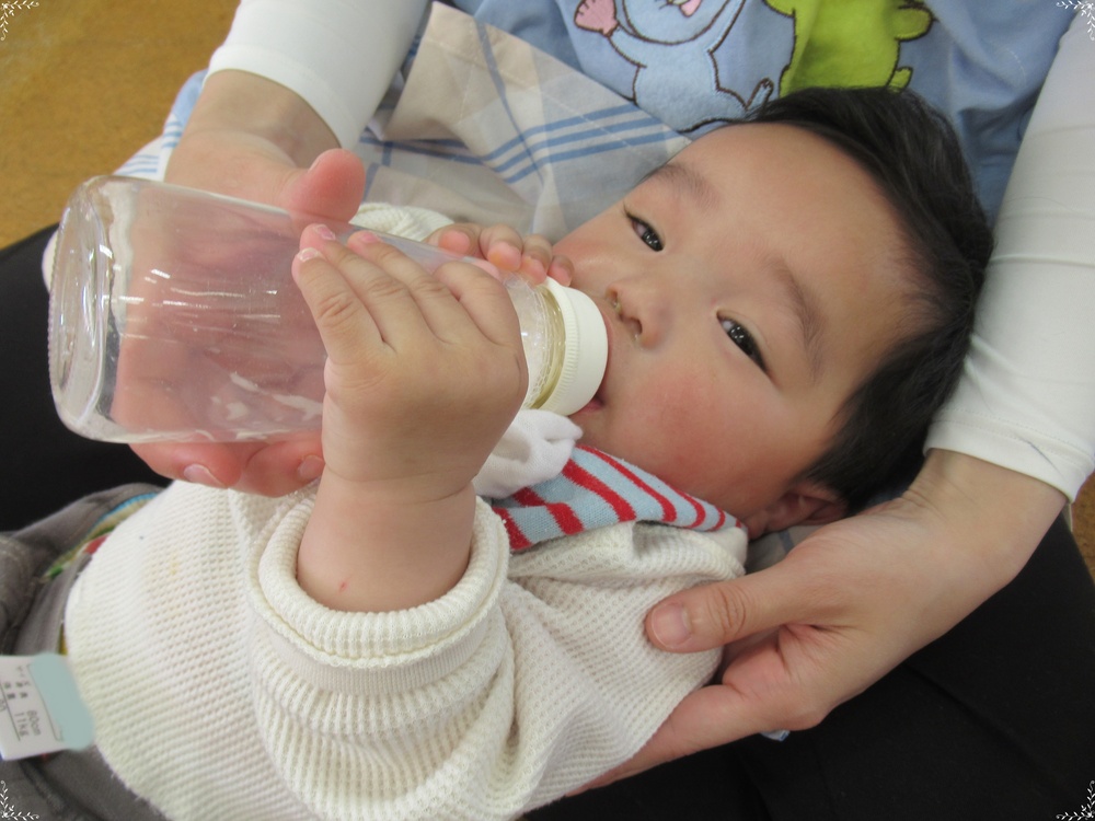 ミルクを飲む子ども