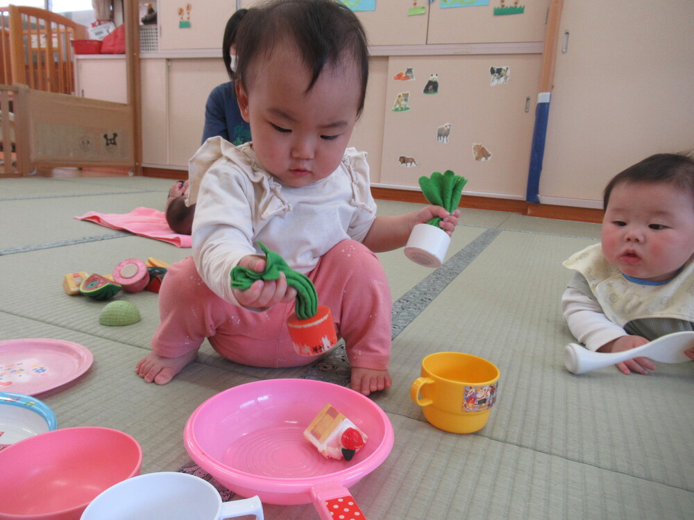 女の子がおままごとの食材を選んでいる