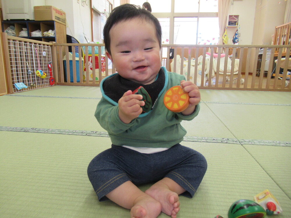 男の子がおままごとで遊んでいる