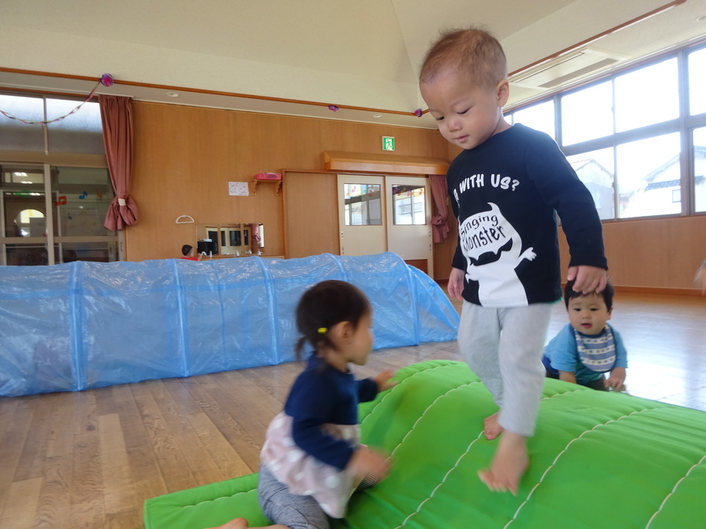 マットで遊ぶ子ども