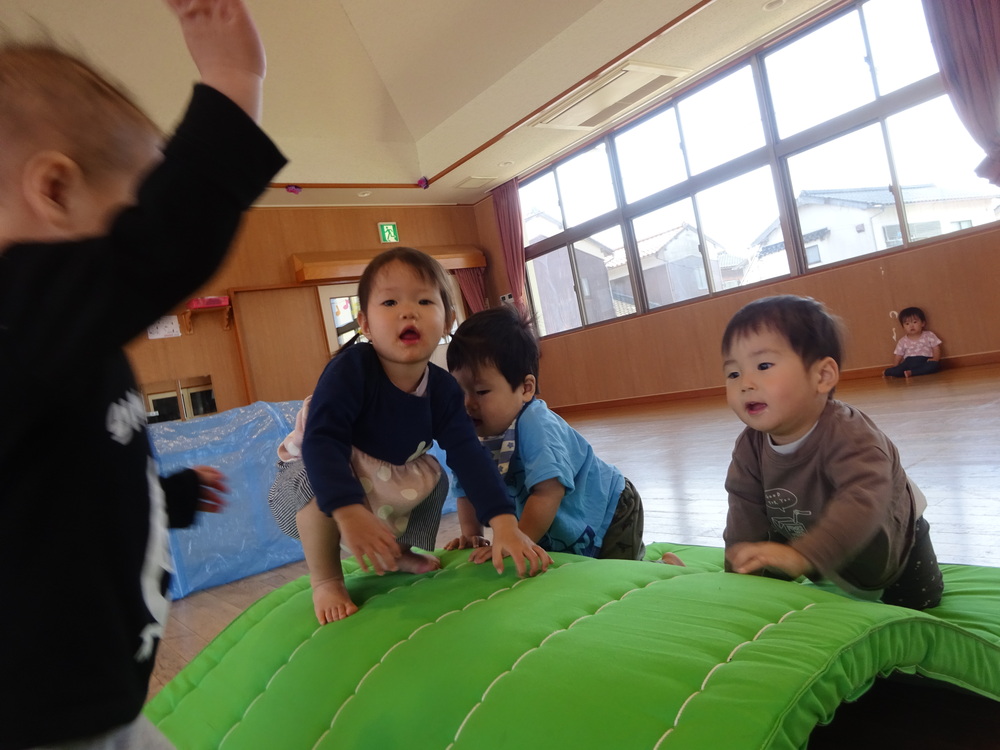 マットで遊ぶ子ども