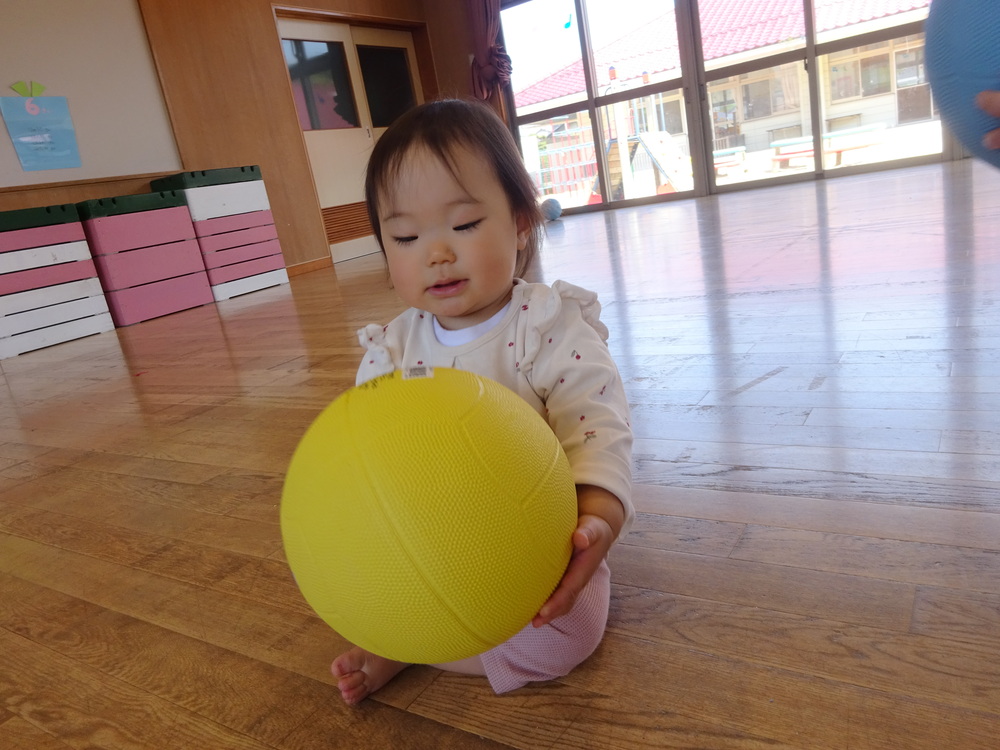 ボールで遊ぶ子ども
