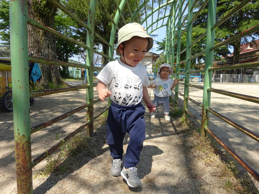 かけっこをしている男の子