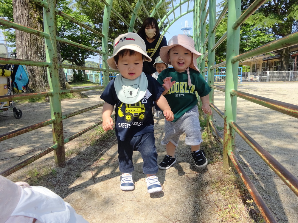 かけっこをしている男の子たち