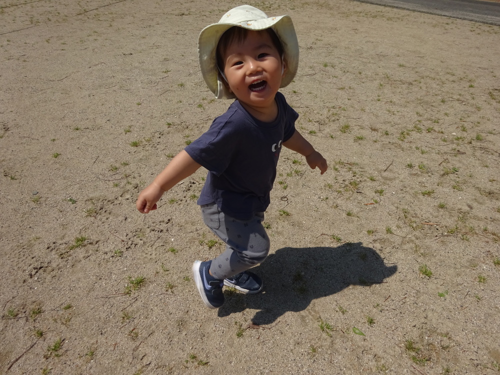追いかけっこをしている男の子