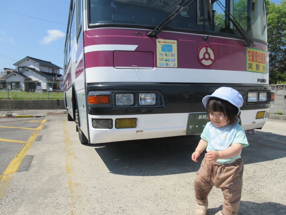 バスの周りを歩いている３