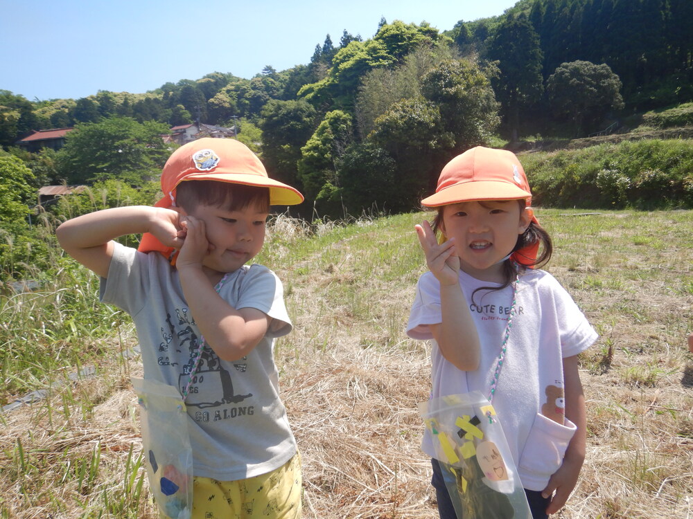 ピースする子供