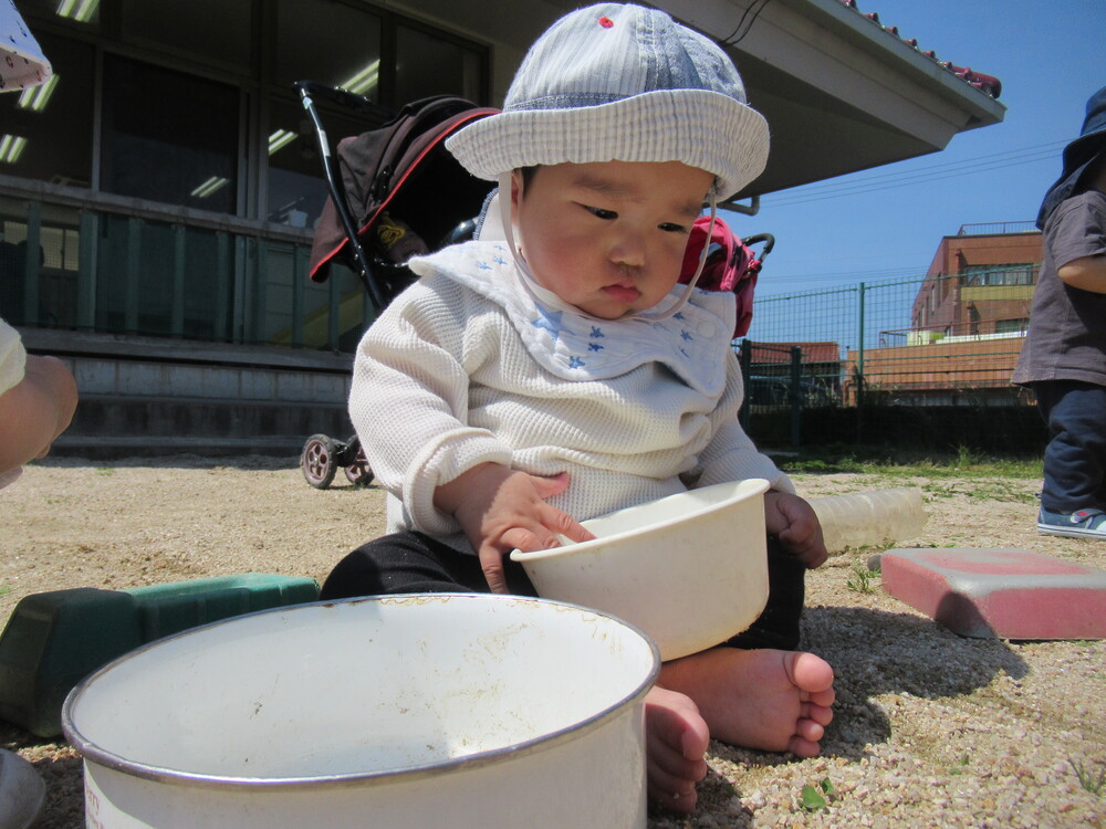 ごちそうを作る子ども