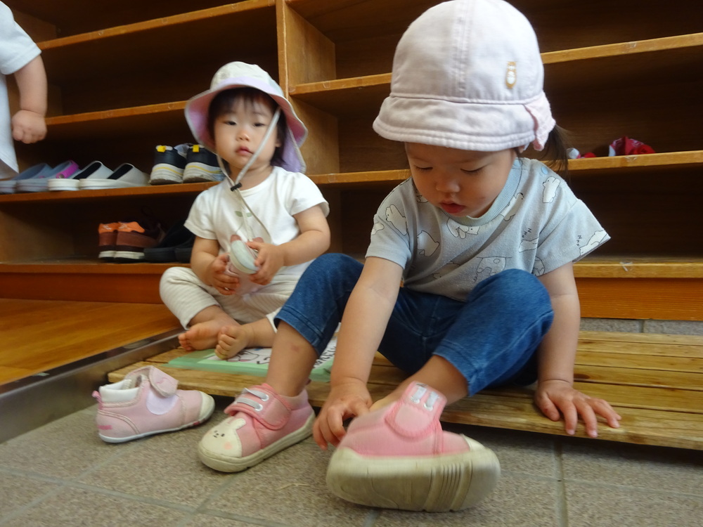 靴をはく子ども