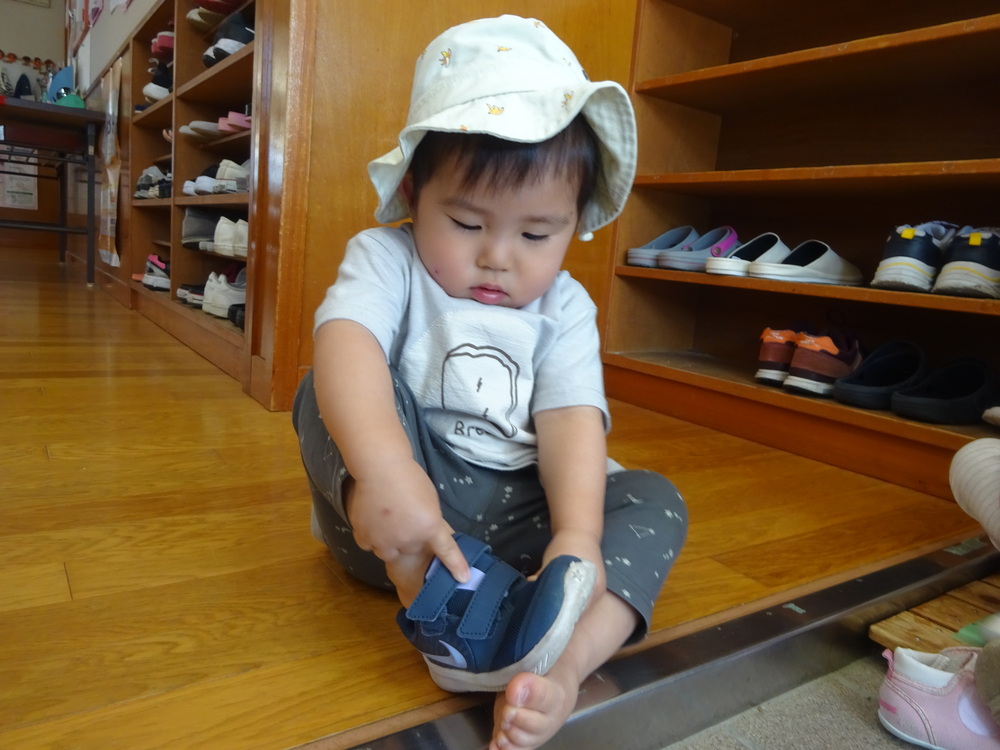 靴をはく子ども