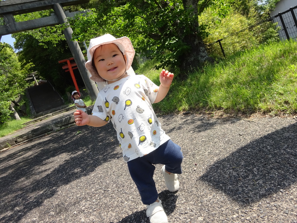 戸外で遊ぶ子ども