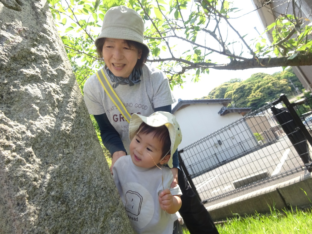 戸外で遊ぶ子ども
