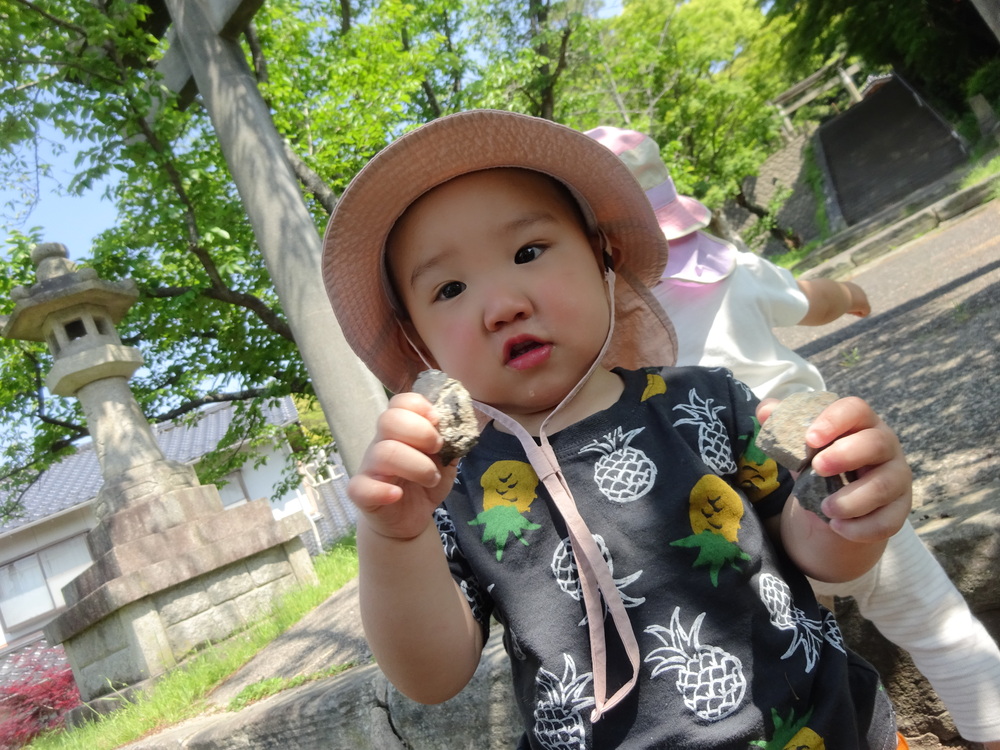 戸外で遊ぶ子ども