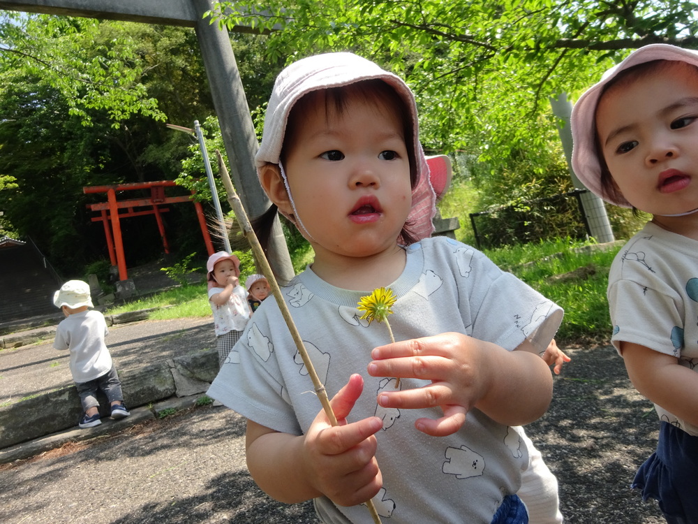 戸外で遊ぶ子ども