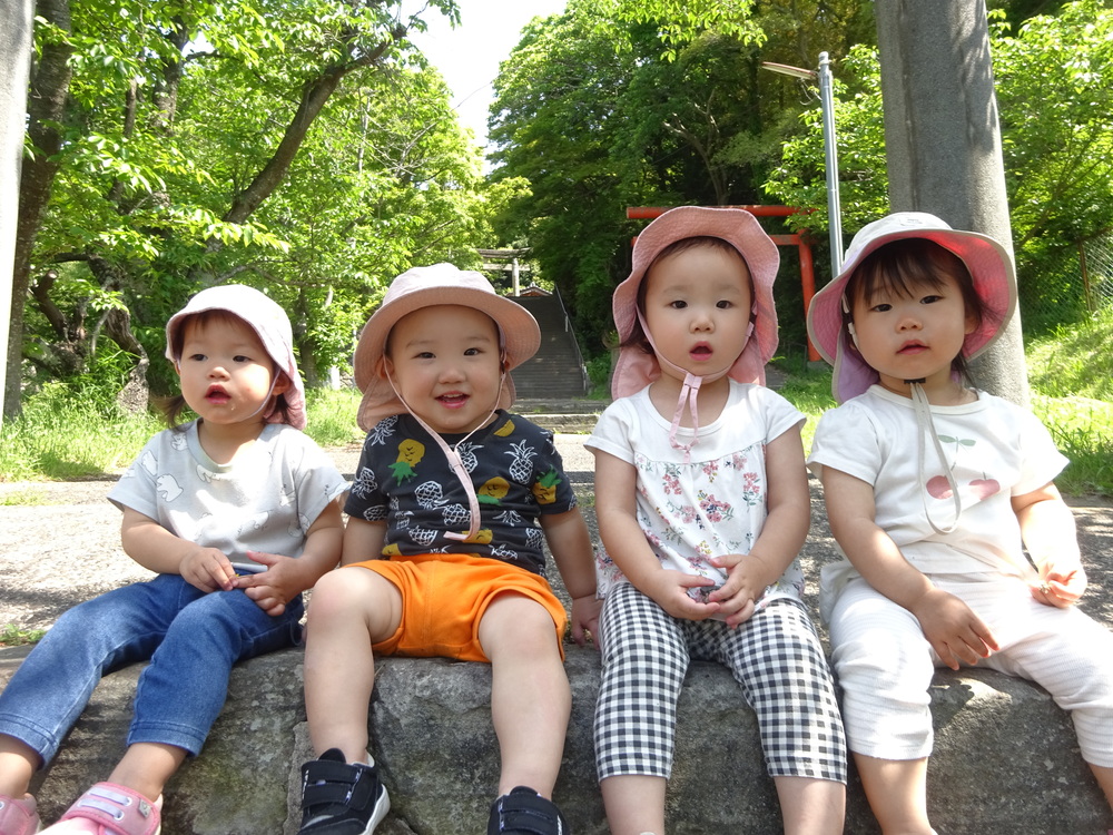 戸外で遊ぶ子ども