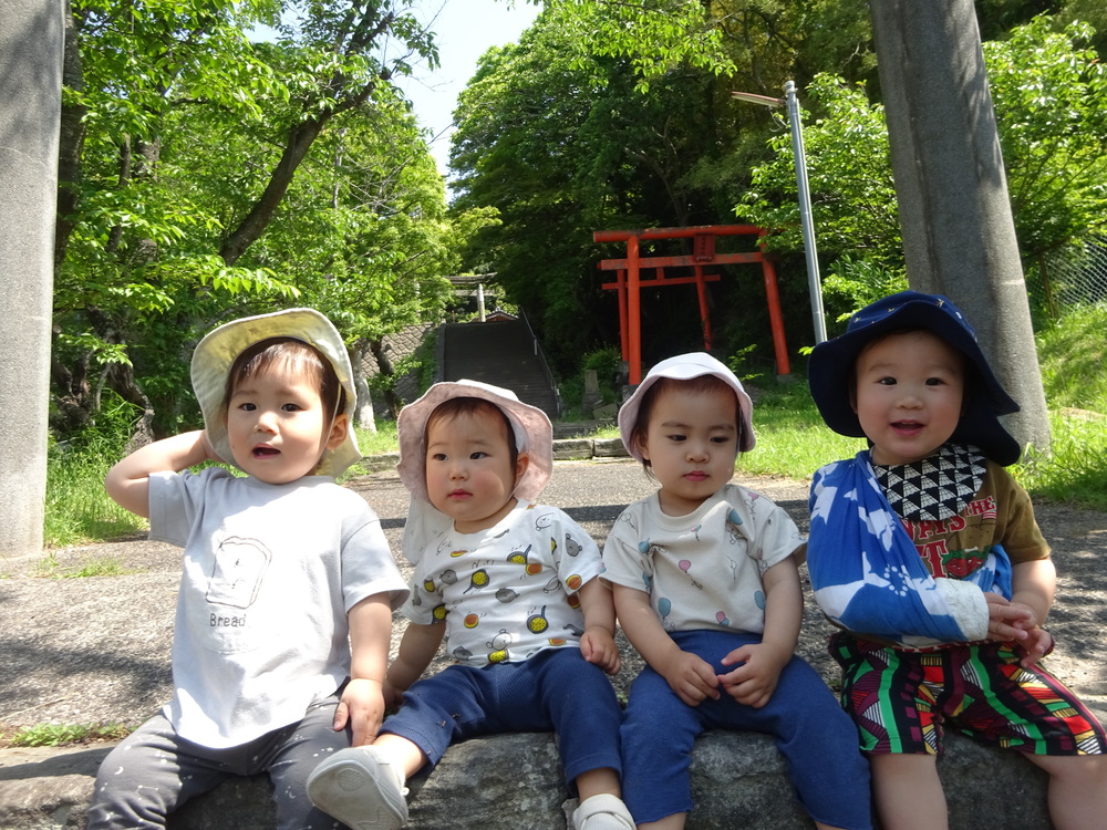 戸外で遊ぶ子ども