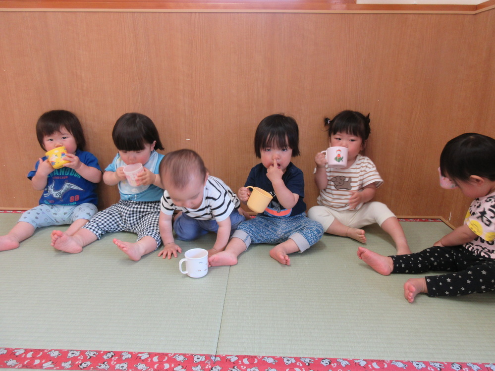 お茶を飲む子どもの様子