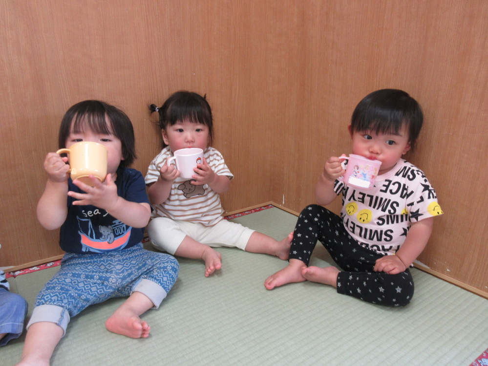 お茶を飲む子どもの様子