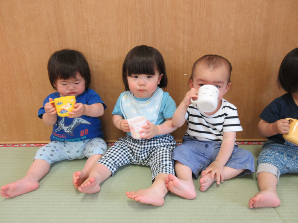 お茶を飲む子どもの様子