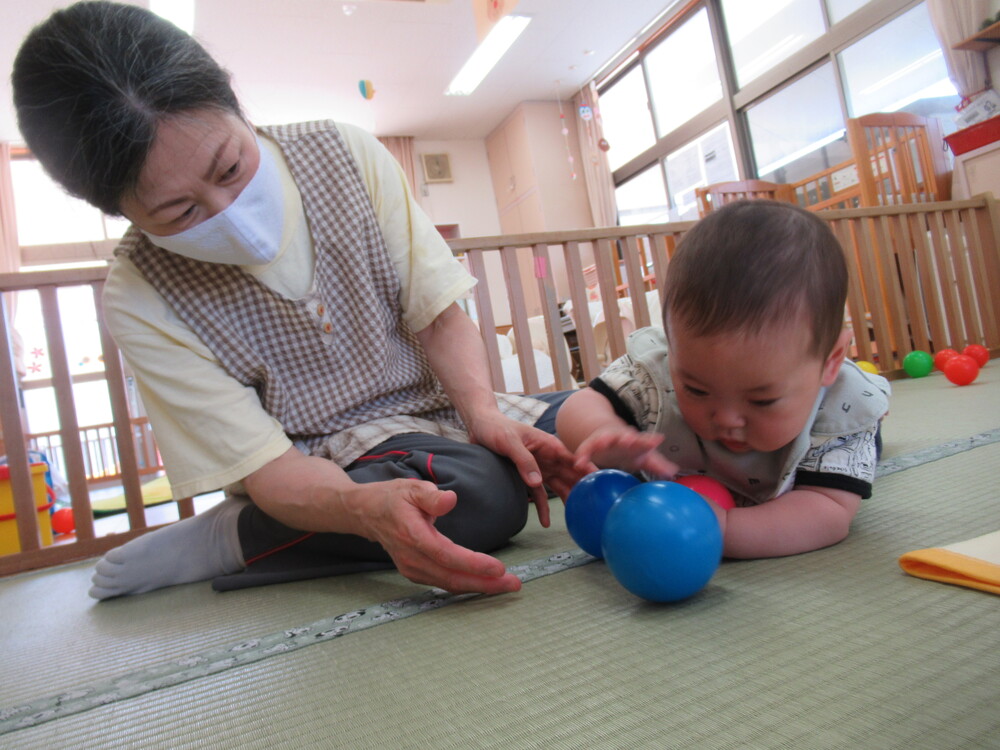 ボールで遊ぶ子ども