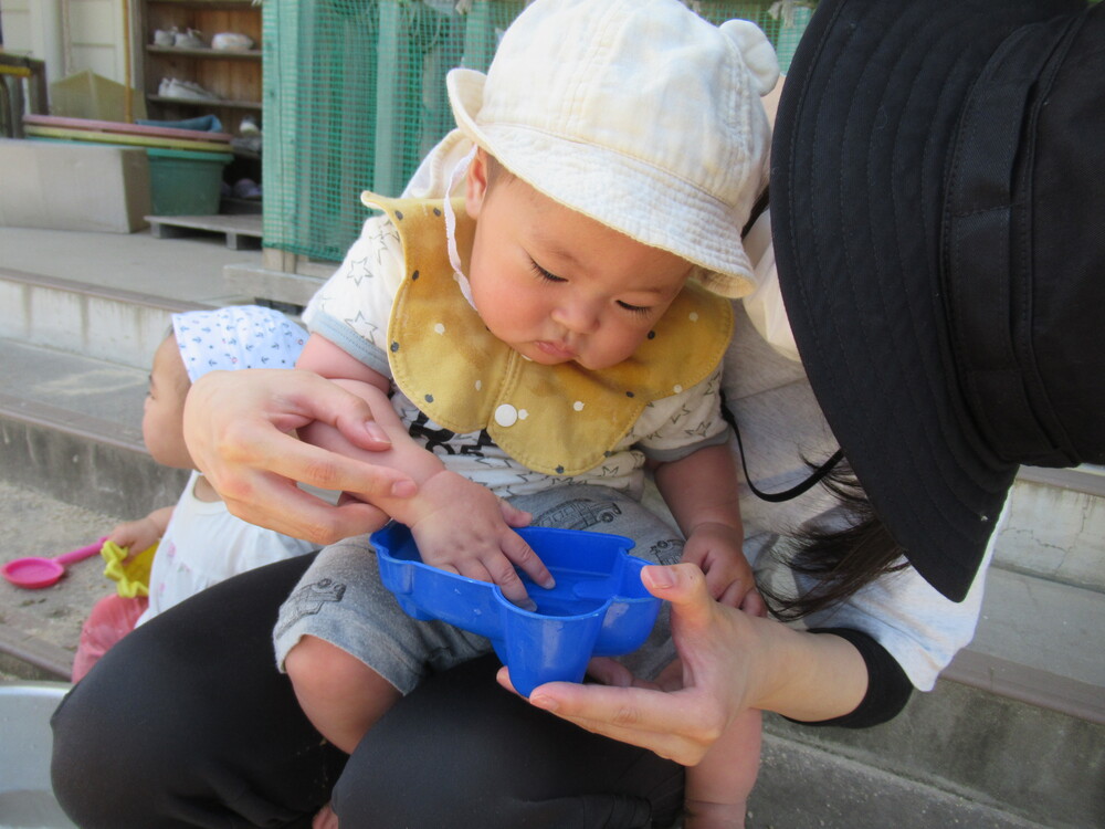 男の子が水を触っている