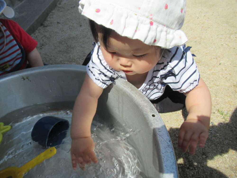 女の子が水をバチャバチャとさせている