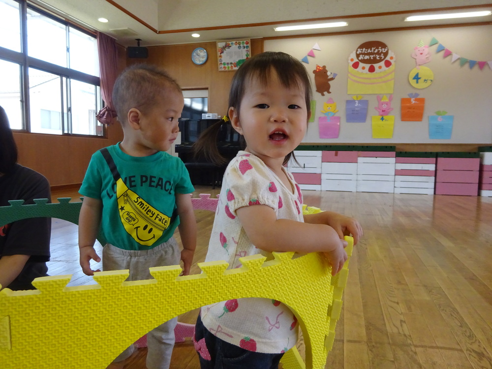 プラポイントの家から顔を出している女の子