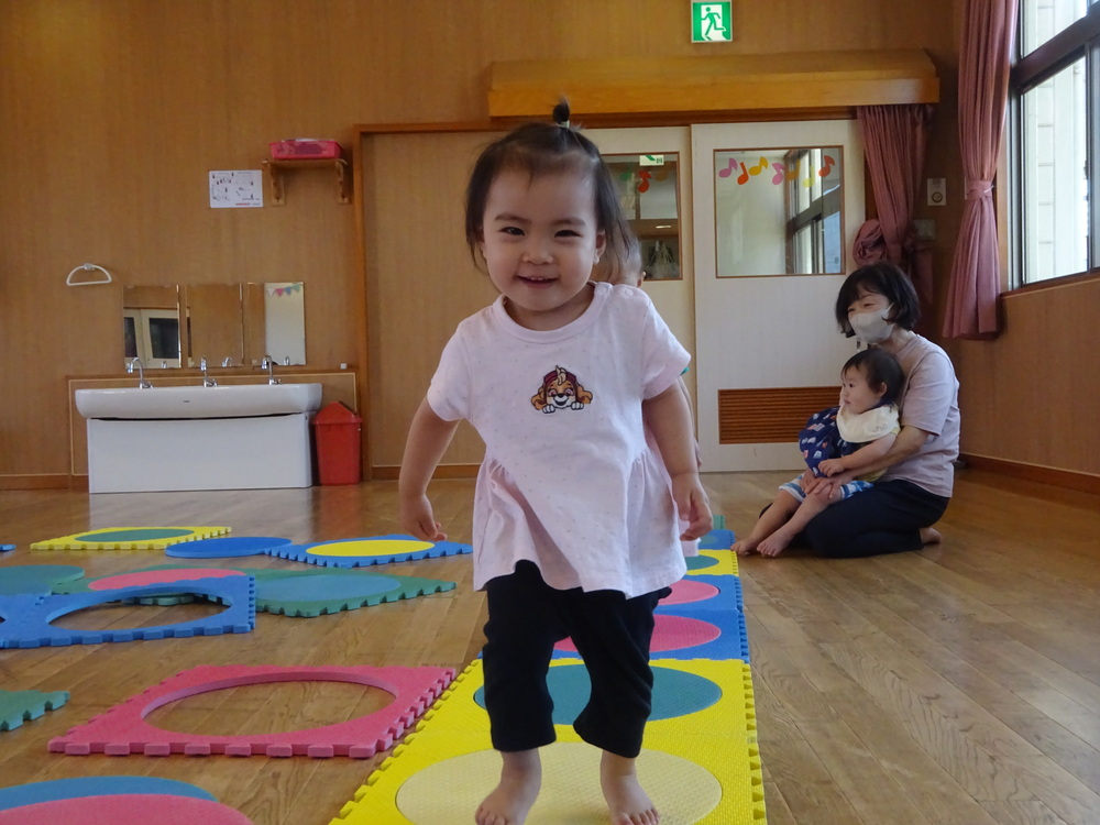 プラポイントの道を走る女の子