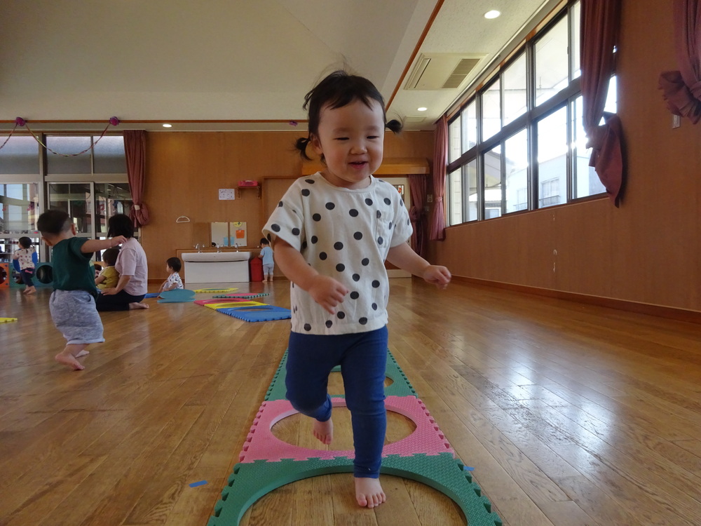 プラポイントの道を走る女の子