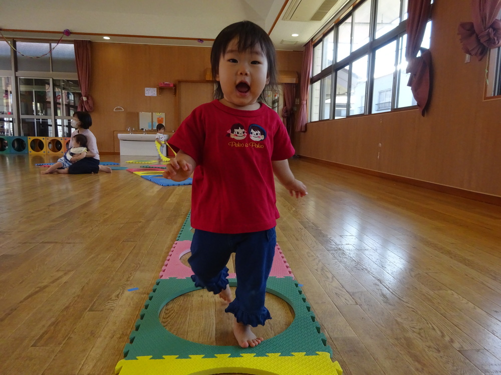 プラポイントの道を走る女の子